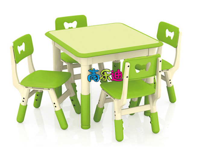 苹果绿的四人桌椅好比初春的一抹嫩绿，格外的清新自然