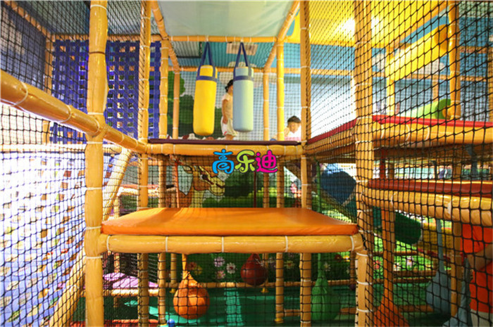 姜黄色的包管搭配上深咖色的平台，整个室内儿童游乐场看上去更显质感。